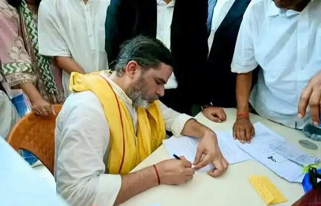 बांकीपुर उपचुनाव : जन सुराज प्रमुख प्रशांत किशोर और भाजपा उम्मीदवार नीरज सिन्हा ने दाखिल किया नामांकन