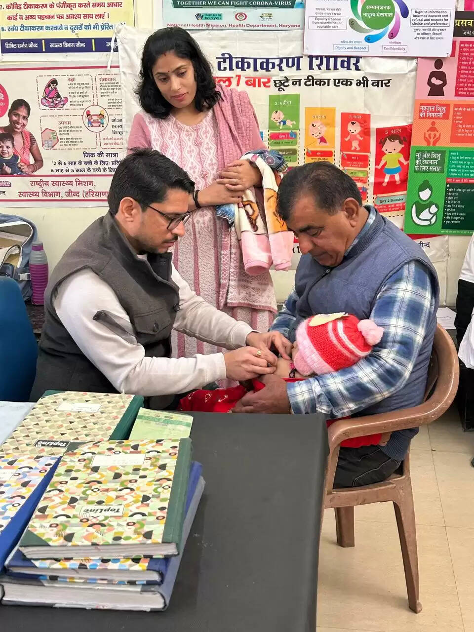 जींद में स्वास्थ्य कर्मियों ने लंबित मांगो को लेकर काले बिल्ले लगा किया टीकाकरण