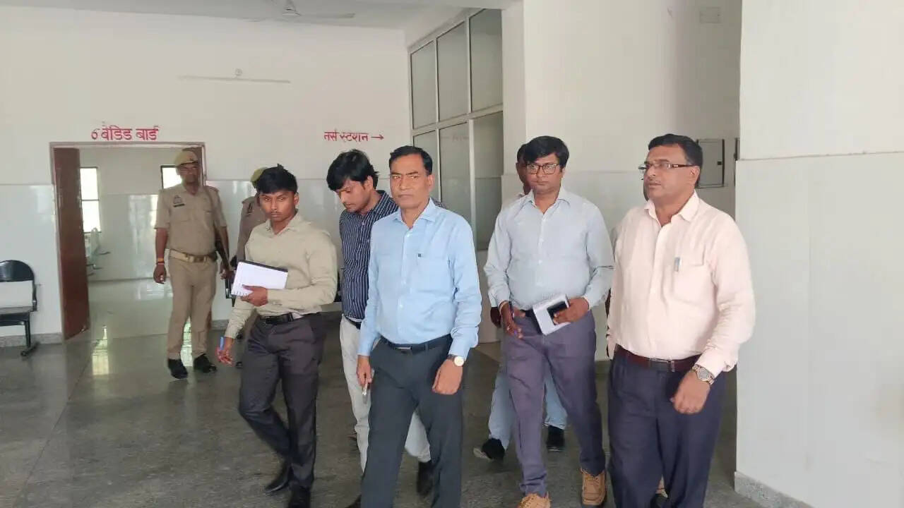 जिलाधिकारी ने किया ट्रामा सेंटर का आकस्मिक निरीक्षण, मार्ग चौड़ा करवाने के दिए निर्देश