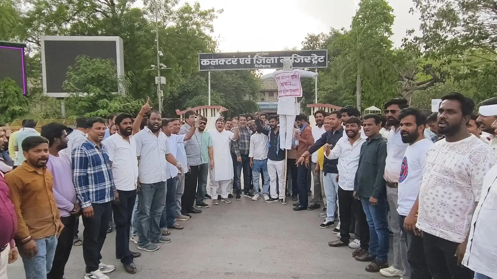 भाजपा राजस्थान प्रभारी के बयान को लेकर आक्रोश, चित्तौड़ में कांग्रेस कार्यकर्ताओं ने फूंका पुतला