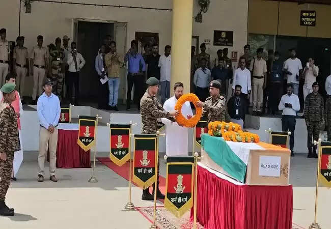 पटना एयरपोर्ट पर बलिदानी रामबाबू सिंह को दी गयी श्रद्धांजलि