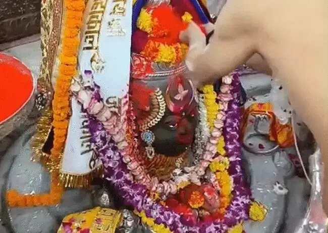 देश में सबसे पहले महाकालेश्वर मंदिर में खेली गई होली, भस्म आरती में उड़ा हर्बल गुलाल