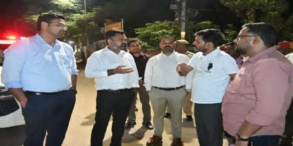पैचवर्क में देरी पर जिलाधिकारी नाराज, रात में ही गड्ढे भरने और काम पूरा करने के दिए निर्देश