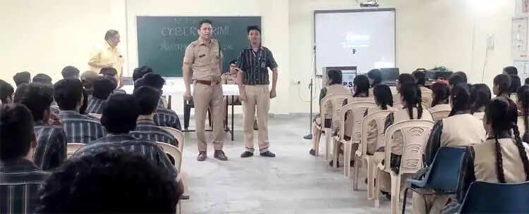 स्कूल में साइबर ठगी से बचाव का पाठ, एआईवॉइस क्लोनिंग पर किया जागरूक