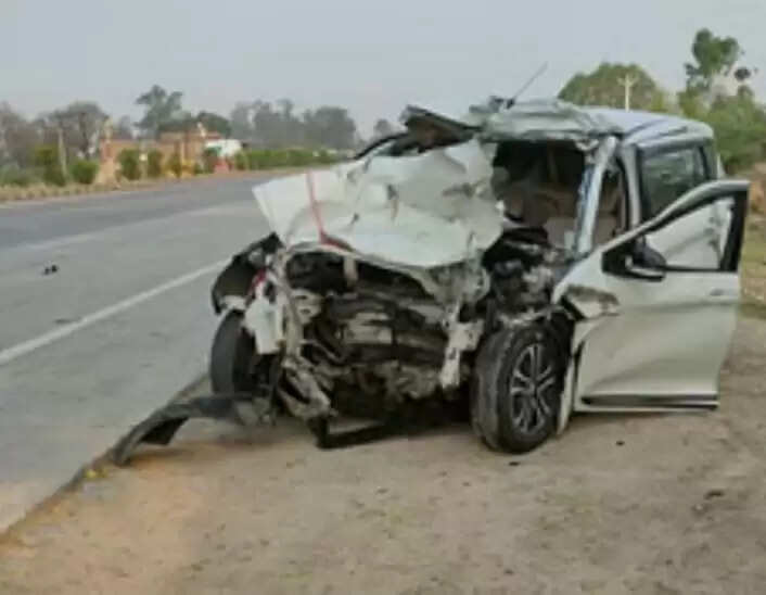 मार्ग&nbsp;दुर्घटना&nbsp;में अस्थियां विसर्जित करने जा रहे दंपति समेत चार की मौत