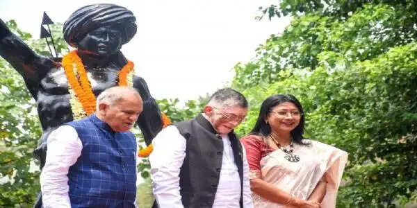 भगवान बिरसा मुंडा की पुण्यतिथि पर राज्यपाल और नेता प्रतिपक्ष ने अर्पित की श्रद्धांजलि