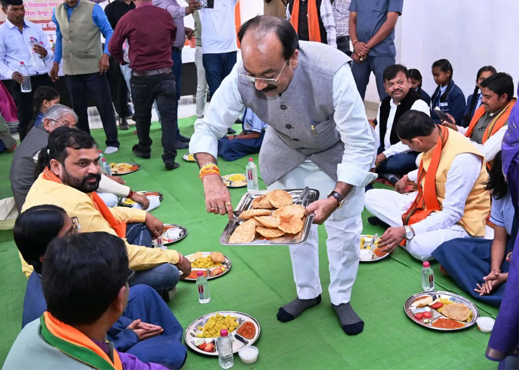 न्योता भोज में शामिल हुए उप मुख्यमंत्री साव और स्वास्थ्य मंत्री जायसवाल