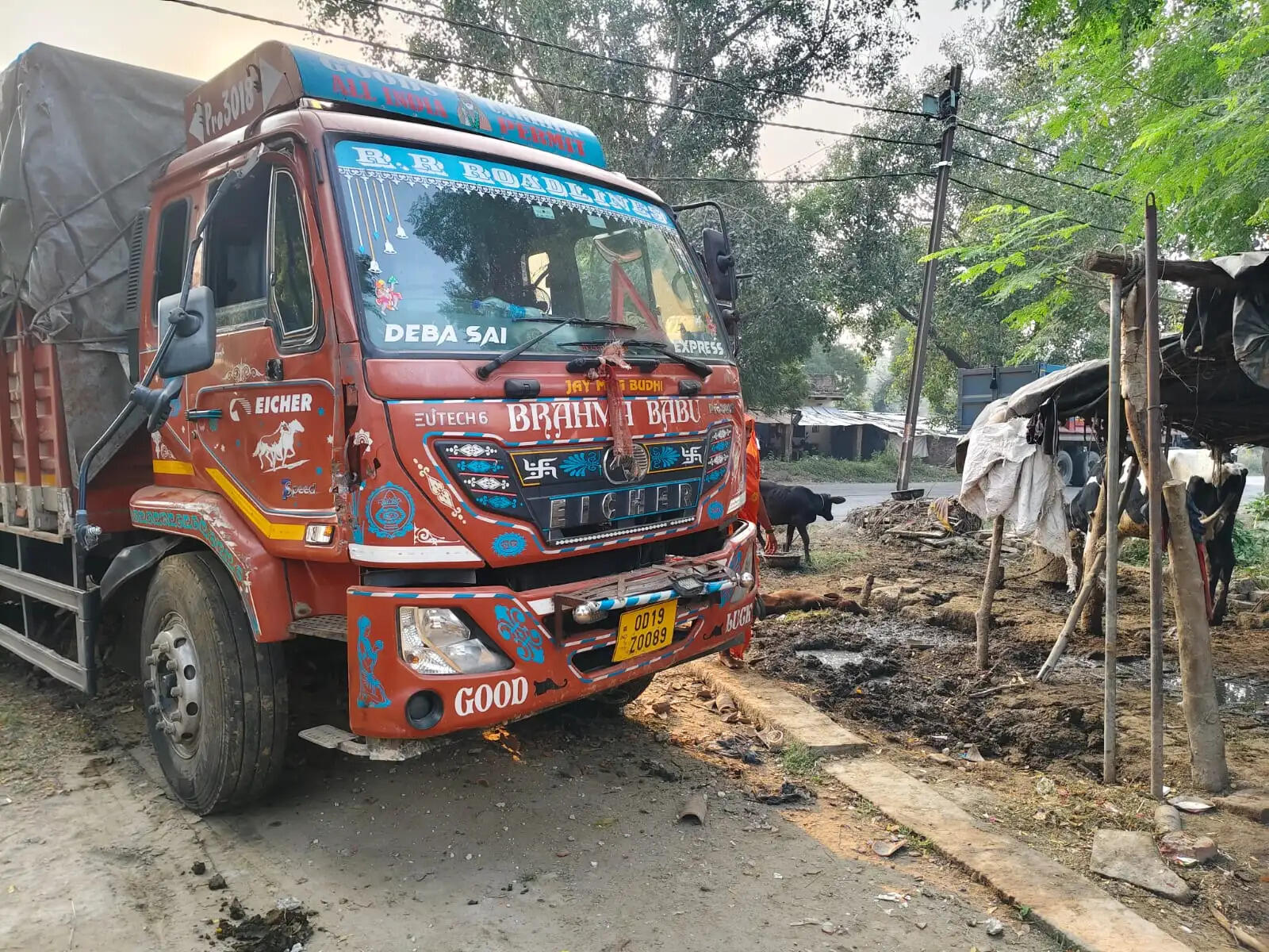 अनियंत्रित डीसीएम मड़हे में घुसी, बालक समेत महिला गंभीर
