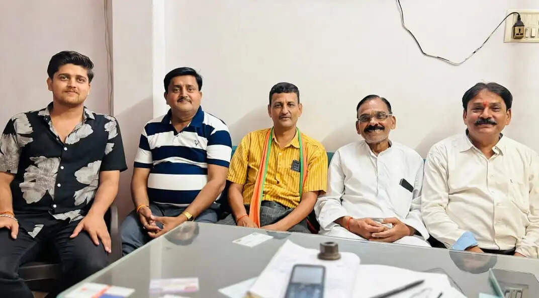 दशहरे पर शानदार रोशनी से जगमगाएगा मुट्ठीगंज चौराहा, 50 फीट का भव्य द्वार बनेगा आकर्षण