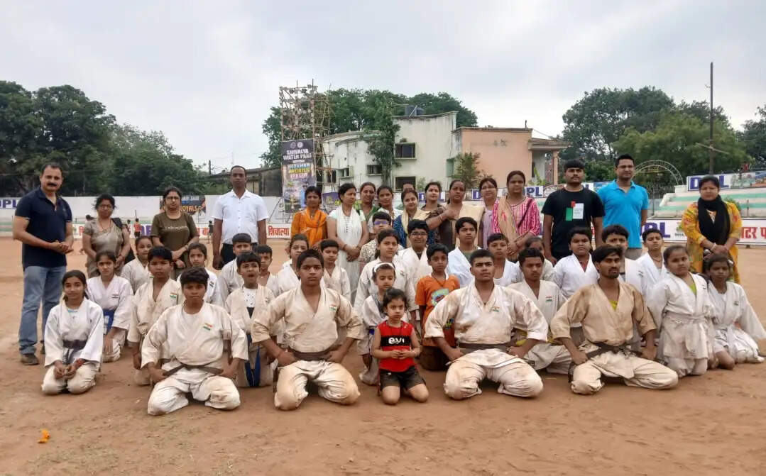 देवघर के केकेएन स्टेडियम में अशिहारा कराटे फेडरेशन की बेल्ट ग्रेडिंग प्रतियोगिता संपन्न, 43 विद्यार्थियों ने दिखाया कौशल