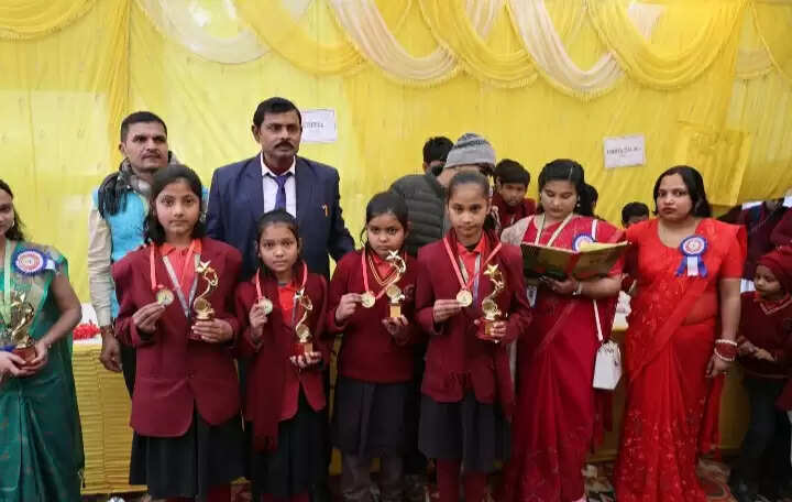 बाल वैज्ञानिकों को स्कूल के प्रबंध निदेशक चन्द्रशेखर बने किया पुरस्कृत