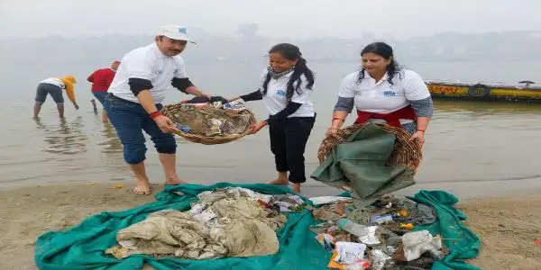 गंगा पार रेती में स्वच्छता की अलख, नमामि गंगे के सदस्यों ने किया श्रमदान