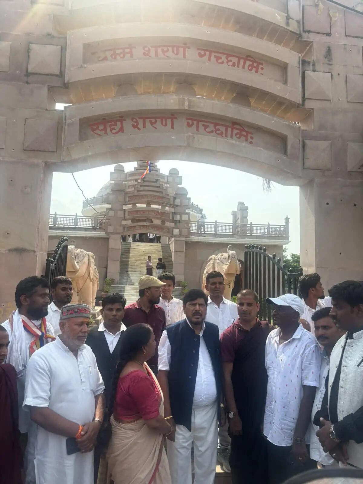 चंदौली के मुजफ्फरपुर गांव पहुंचे केन्द्रीय मंत्री रामदास आठवले, बौद्ध समुदाय के प्रतिनिधियों से मिले