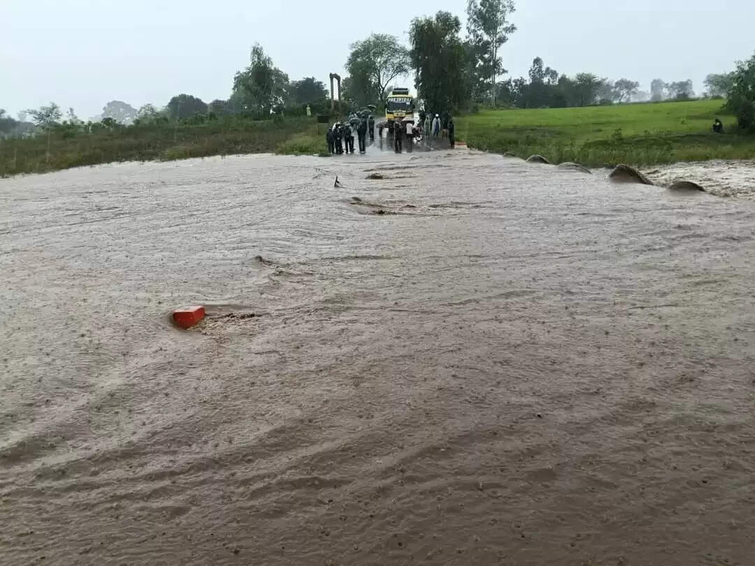 अनूपपुर : भारी बारिश से रीवा-अमरकंटक मार्ग बंद, कई वाहन फंसे