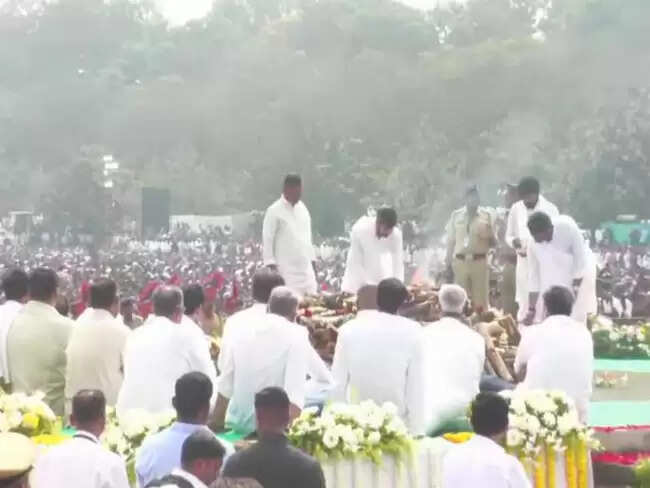 पंचतत्व में विलीन हुए अजित पवार, बेटों ने दी मुखाग्नि