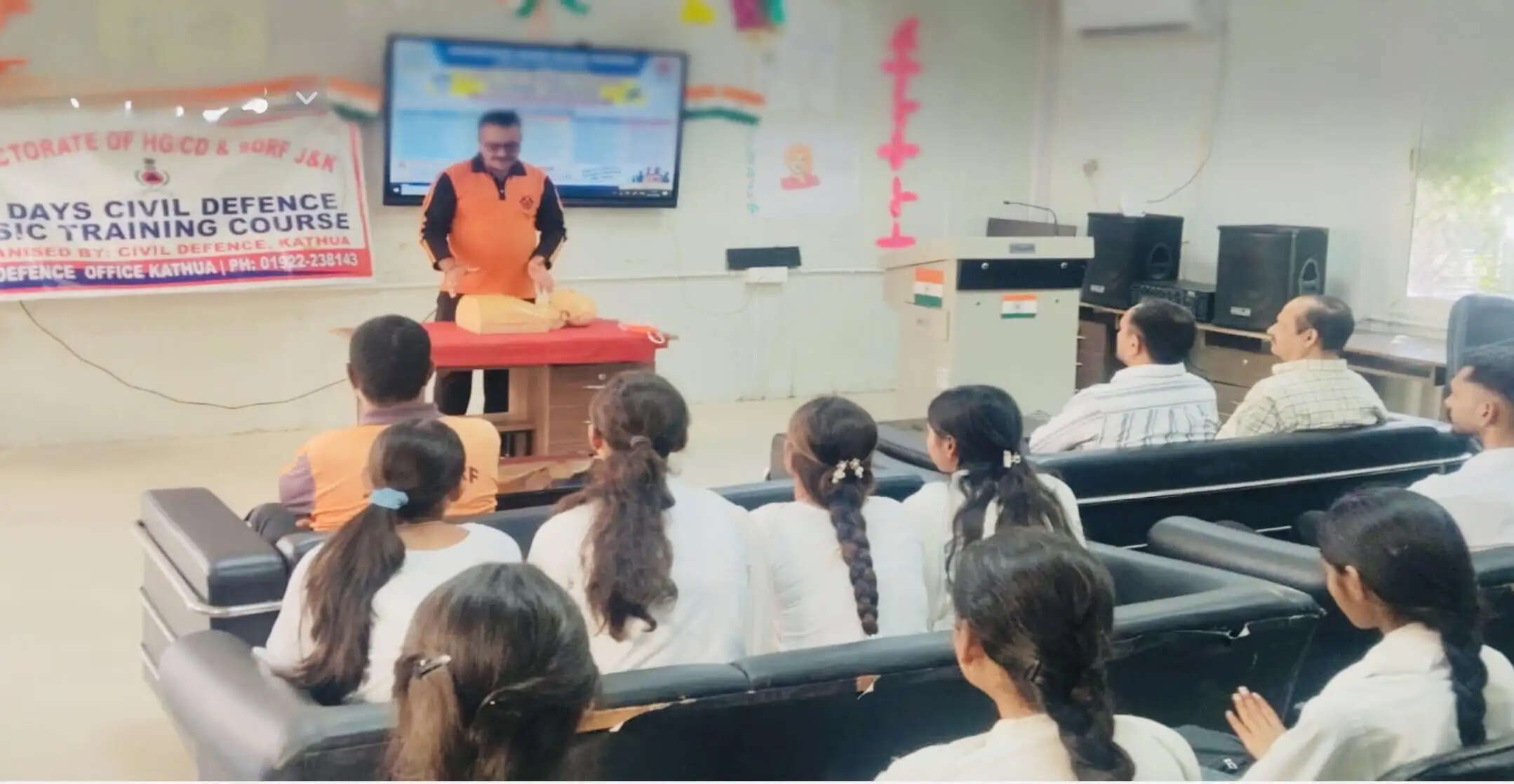 सिविल डिफेंस प्रशिक्षण के तीसरे दिन विद्यार्थियों को सिखाए जीवनरक्षक कौशल
