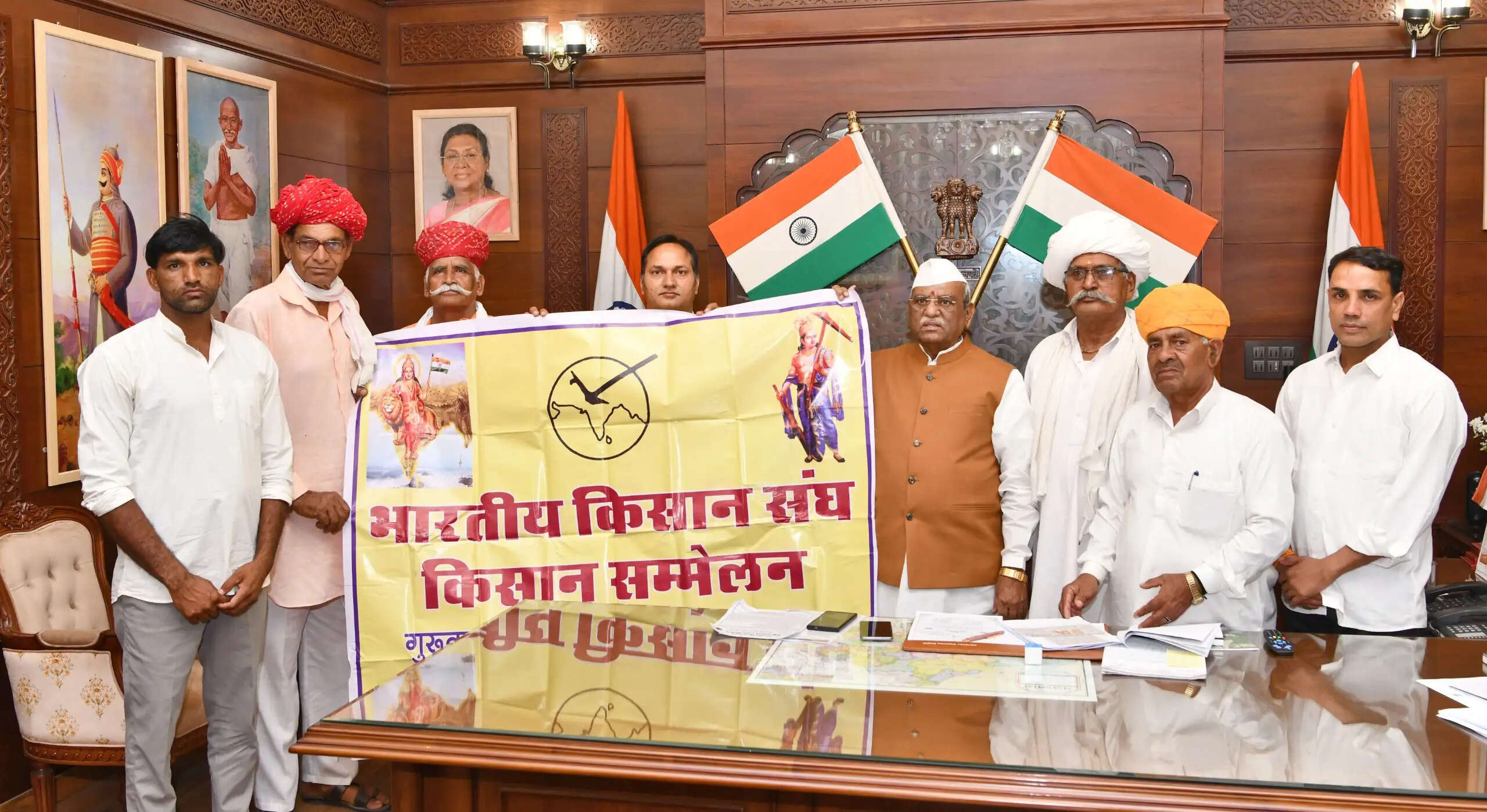 राज्यपाल हरिभाऊ बागड़े ने किया किसान सम्मेलन का पोस्टर विमोचन