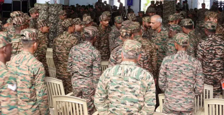 जीओसी राइजिंग स्टार कोर ने मामून सेक्टर में सैन्य तैयारियों को देखा