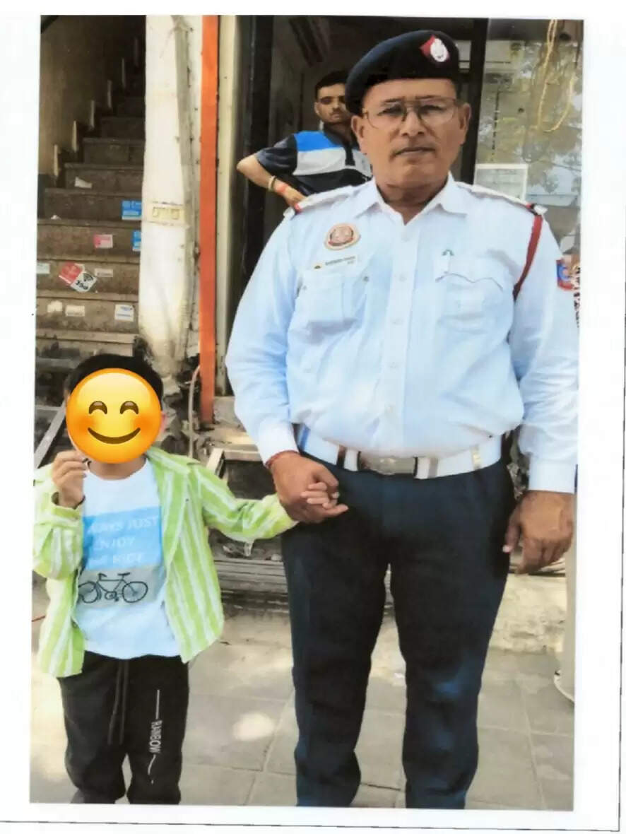 ट्रैफिक पुलिस की मुस्तैदी से खोया बच्चा परिवार से मिला