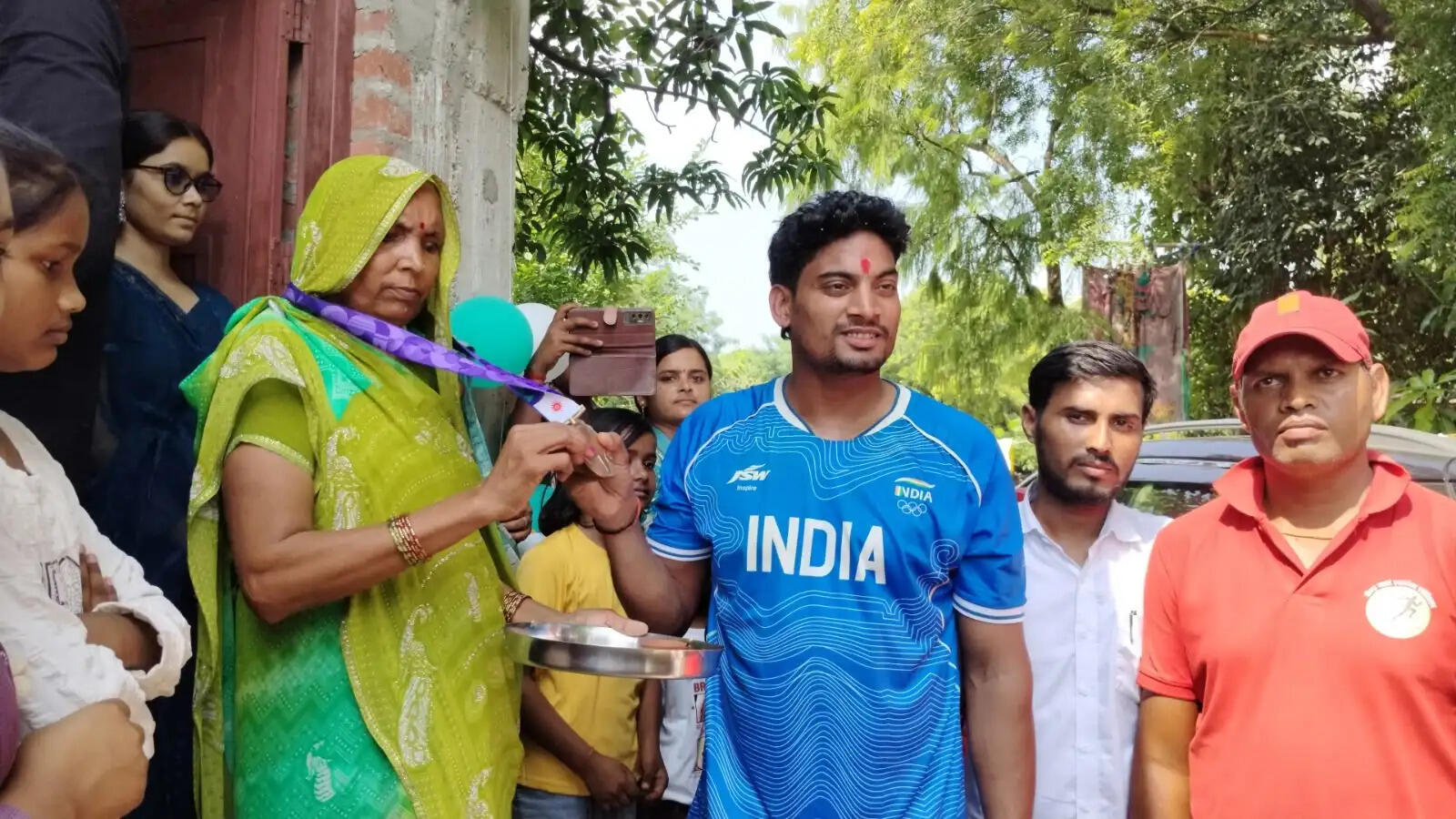 अंतरराष्ट्रीय एथलीट रोहित के स्वागत में उमड़ा जनसैलाब, फूल-मालाओं से पटा मियाचक से अदारी तक का रास्ता