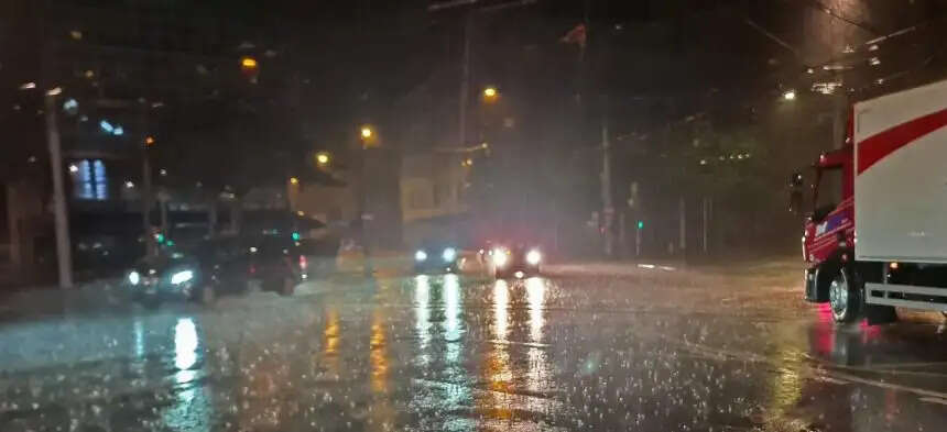 जम्मू शहर और इसके आस-पास के इलाकों में हुई तेज वर्षा, मौसम हुआ सुहावना