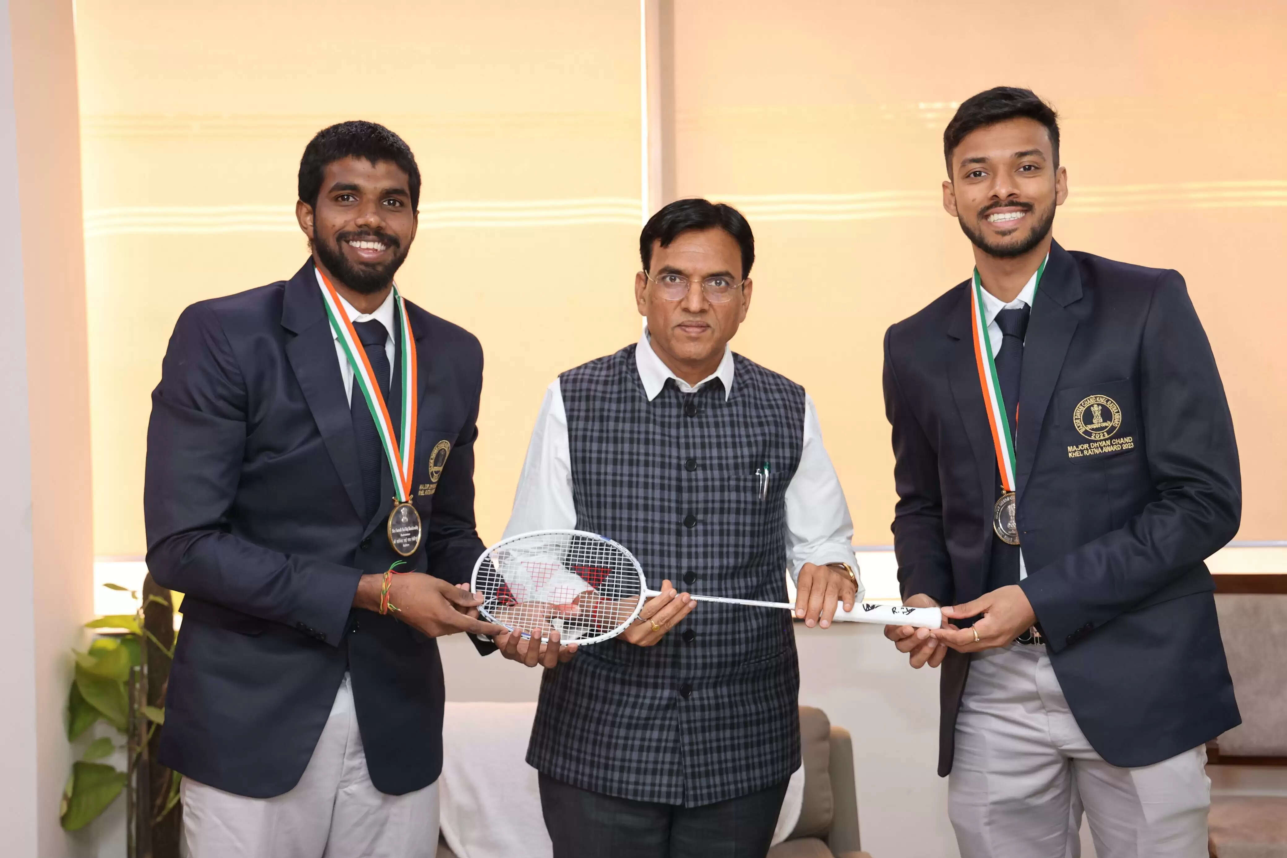 केंद्रीय खेल मंत्री ने सात्विक-चिराग को मेजर ध्यानचंद खेल रत्न पुरस्कार से किया सम्मानित