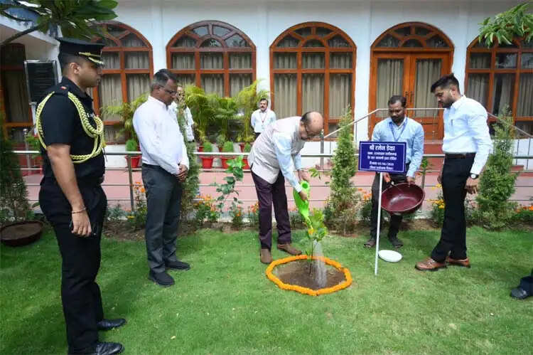 विश्व पर्यावरण दिवस के अवसर पर राज्यपाल डेका ने लगाए पौधे