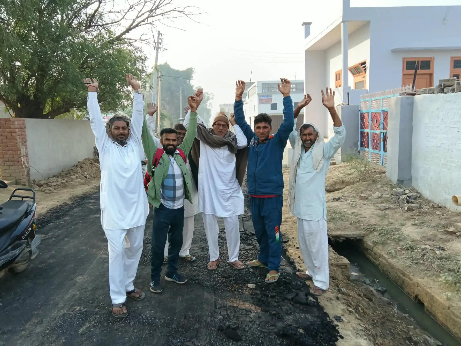 हिसार : रात को बनी सड़क, सुबह होते ही उखड़ी बजरी, निर्माण में धांधली पर ग्रामीणों ने किया प्रदर्शन