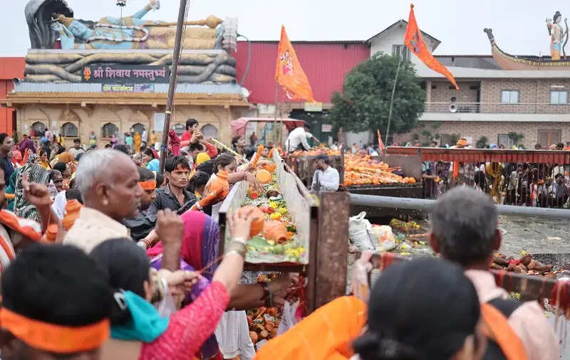 सीहोरः कुबेरेश्वरधाम पर उमड़ा आस्था का सैलाब, हजारों श्रद्धालुओं ने किया मंगल तिलक