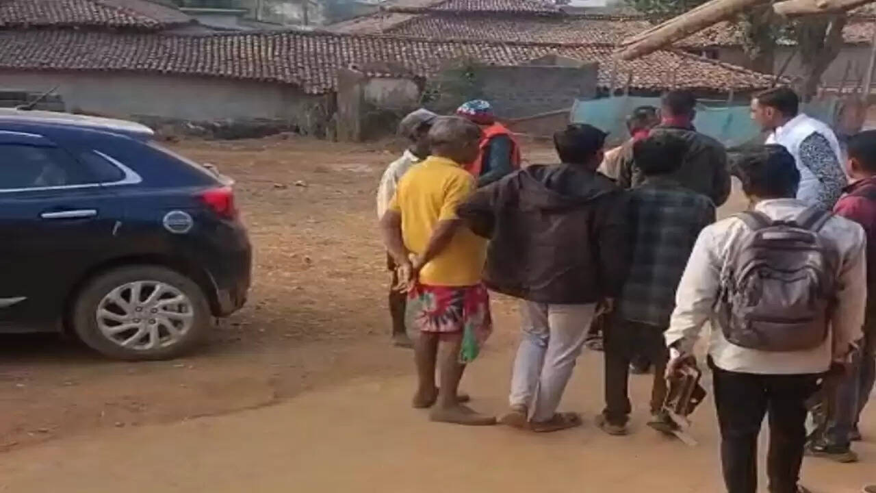 अंबिकापुर : लाइन सुधार के दौरान बिजली कर्मियों से मारपीट, गाली-गलौज का वीडियो वायरल