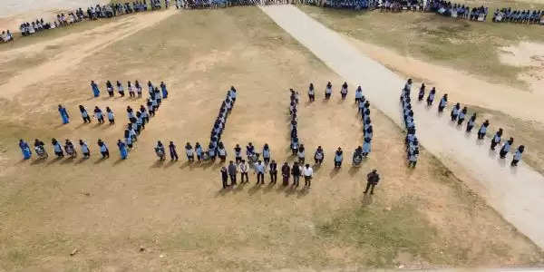 खूंटी में मानव श्रृंखला बनाकर छात्र-छात्राओं ने मतदान के लिए किया जागरूक