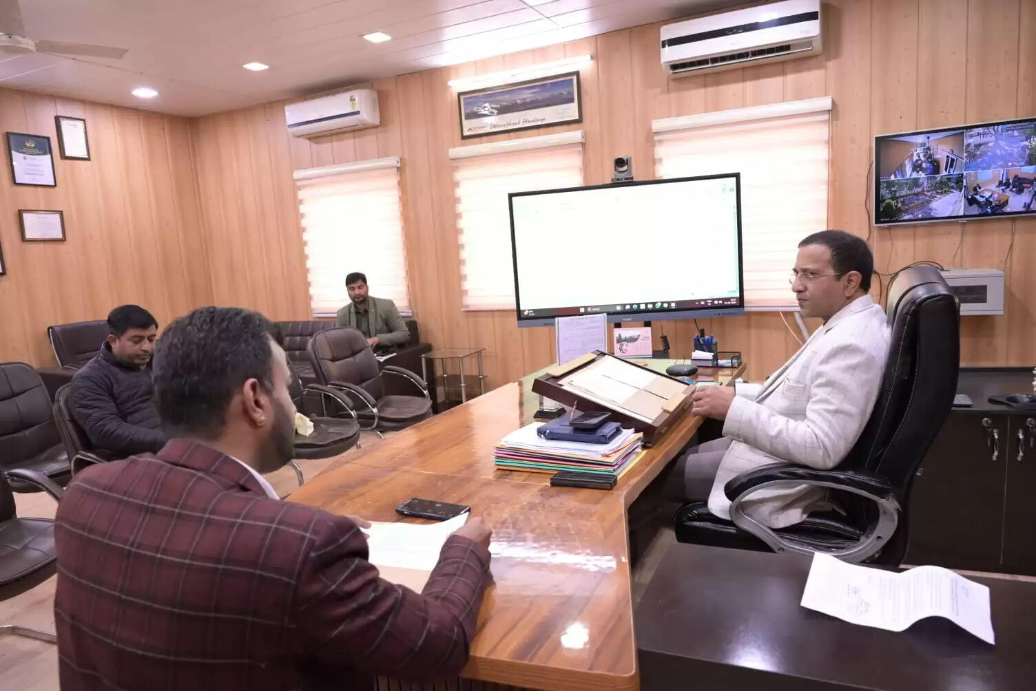 नाबार्ड वित्त पोषित योजनाओं की गुणवत्ता जांचने के लिए डीएम ने किया टीम का गठन