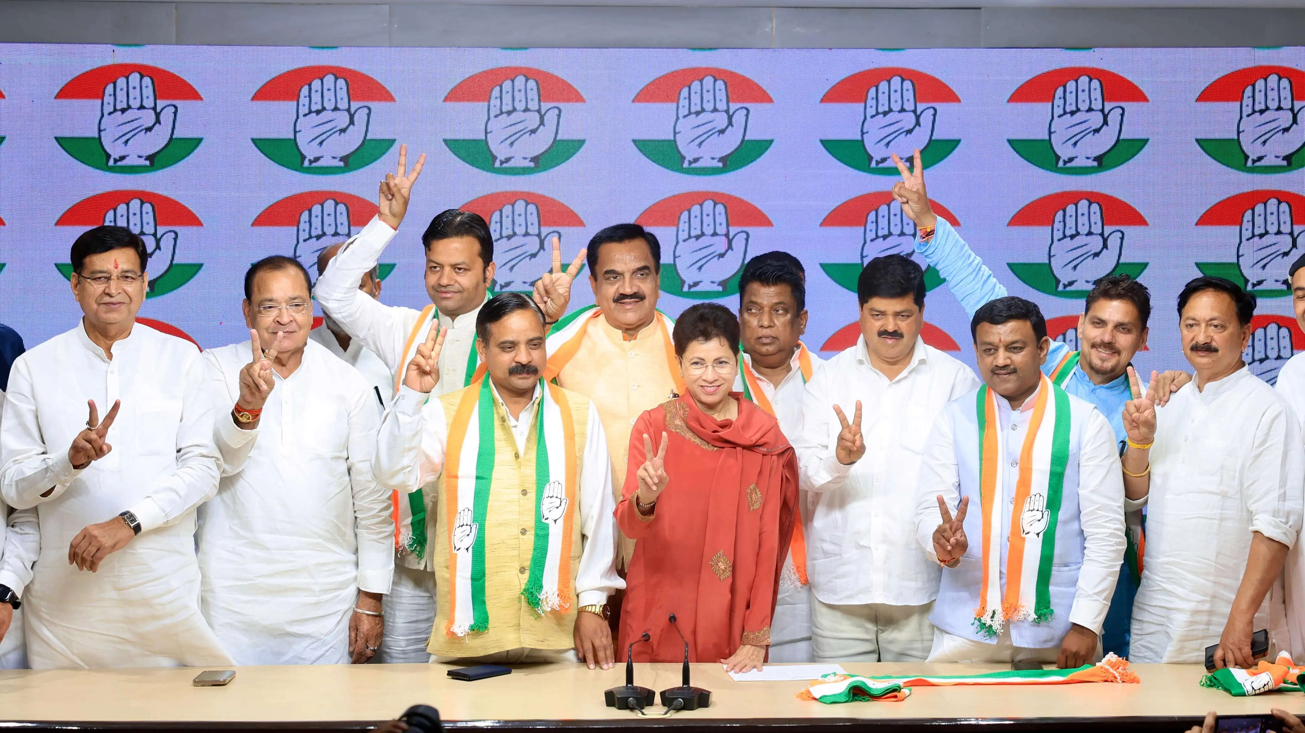 उत्तराखंड भाजपा के पूर्व विधायकों समेत छह नेता कांग्रेस में शामिल