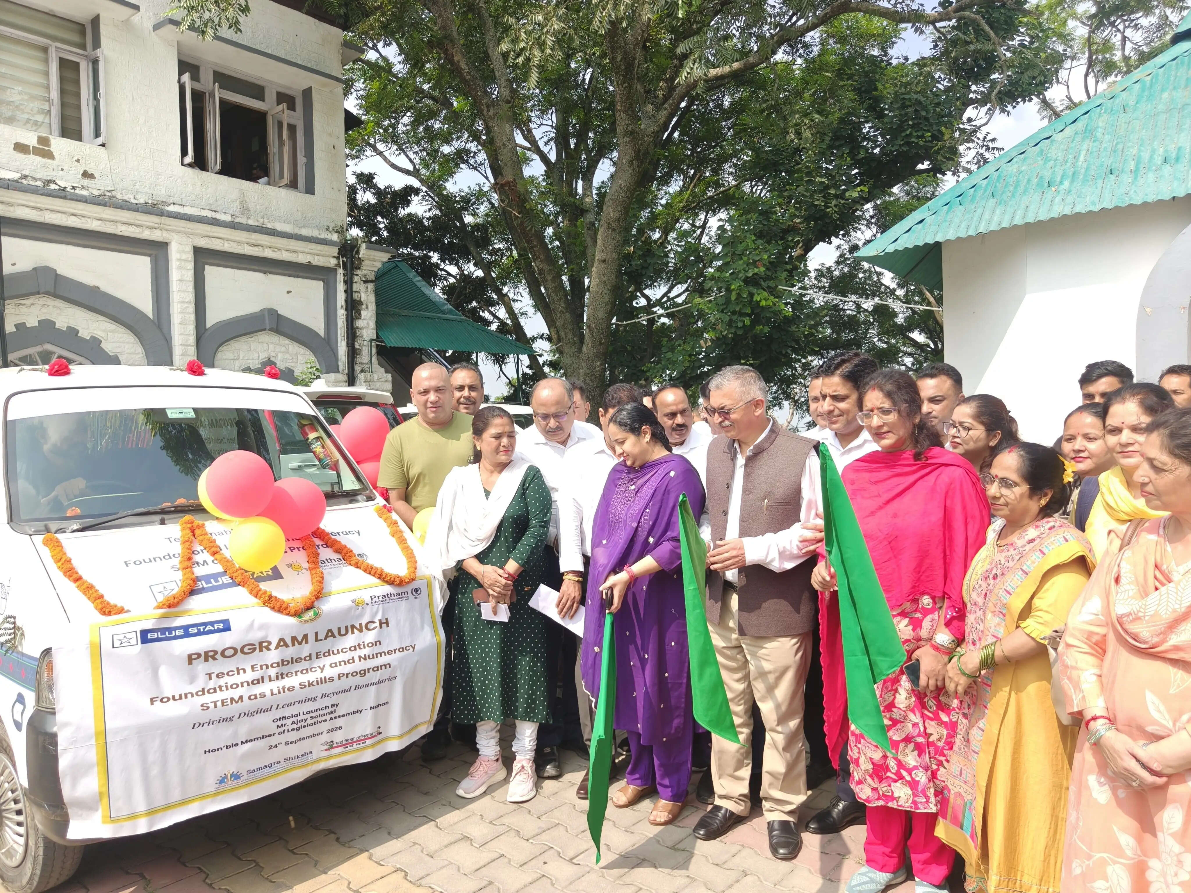 सिरमौर के सरकारी स्कूलों में अब एआई की पढ़ाई, विधायक सोलंकी और डीसी ने रवाना की डिजिटल वैन