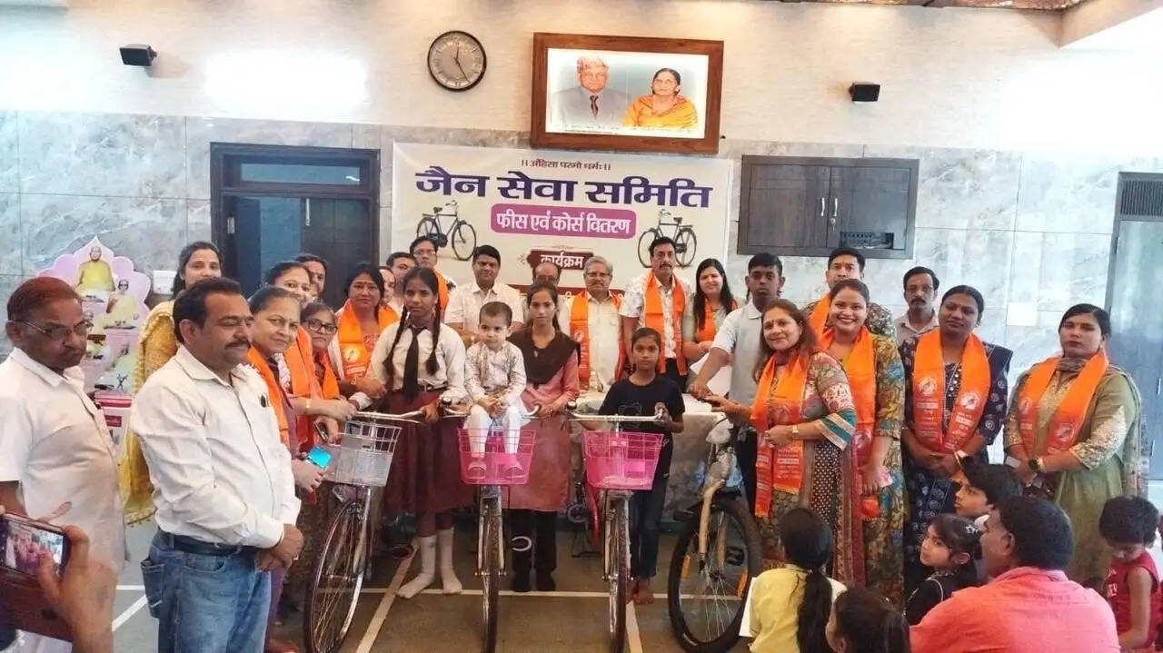 जैन सेवा समिति ने 16 स्कूलों के 40 बच्चों को पूरे वर्ष की फीस, कापी किताबें और दीं साइकिल