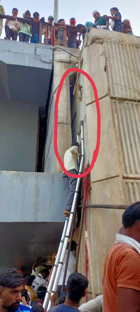 बिहार : सोन पुल में फंसे बालक को निकालने में प्रशासन के छूटे पसीने, 26 घंटों से चल रहा बचाव कार्य