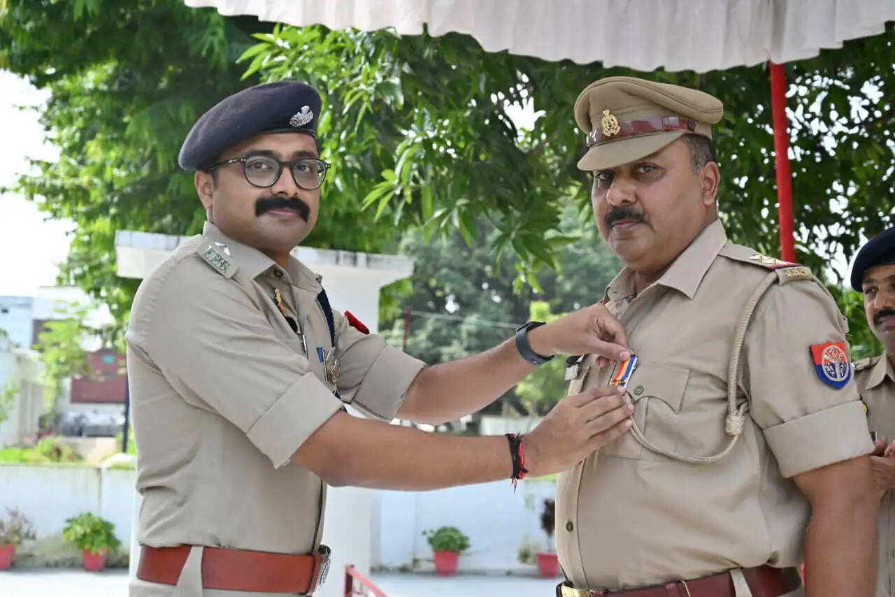 देवरिया ; गृह मंत्रालय के सेवा पदकों से सम्मानित हुए देवरिया के 10 पुलिसकर्मी