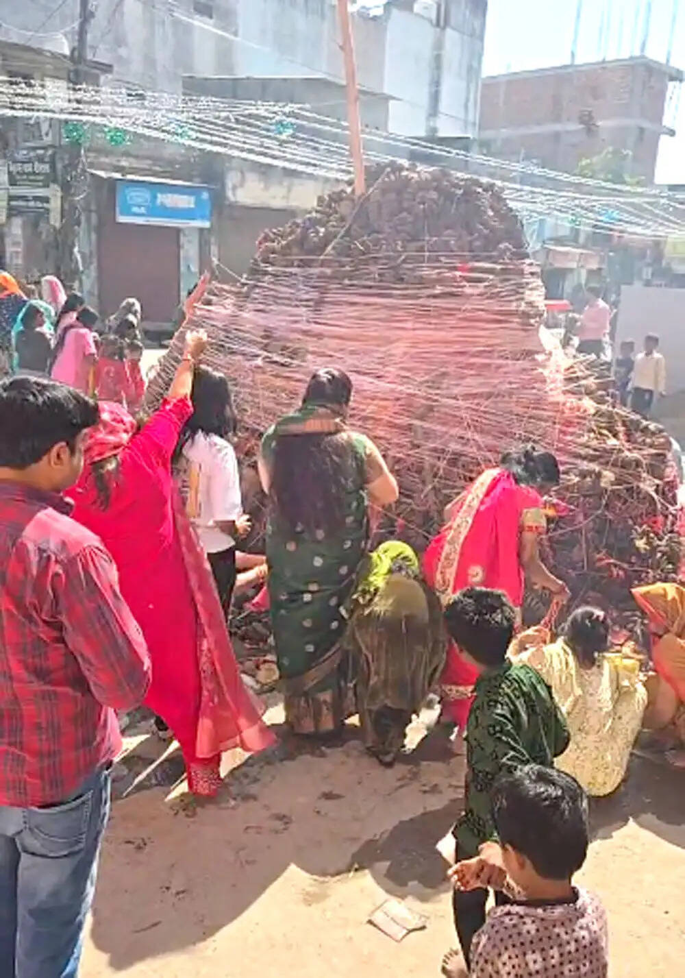 होलिका पूजन को उमड़ी भीड़, बाजारों में रौनक