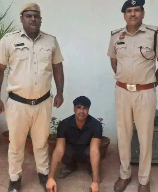 गुरुग्राम पुलिस ने ईनामी गोतस्कर को दबोचा