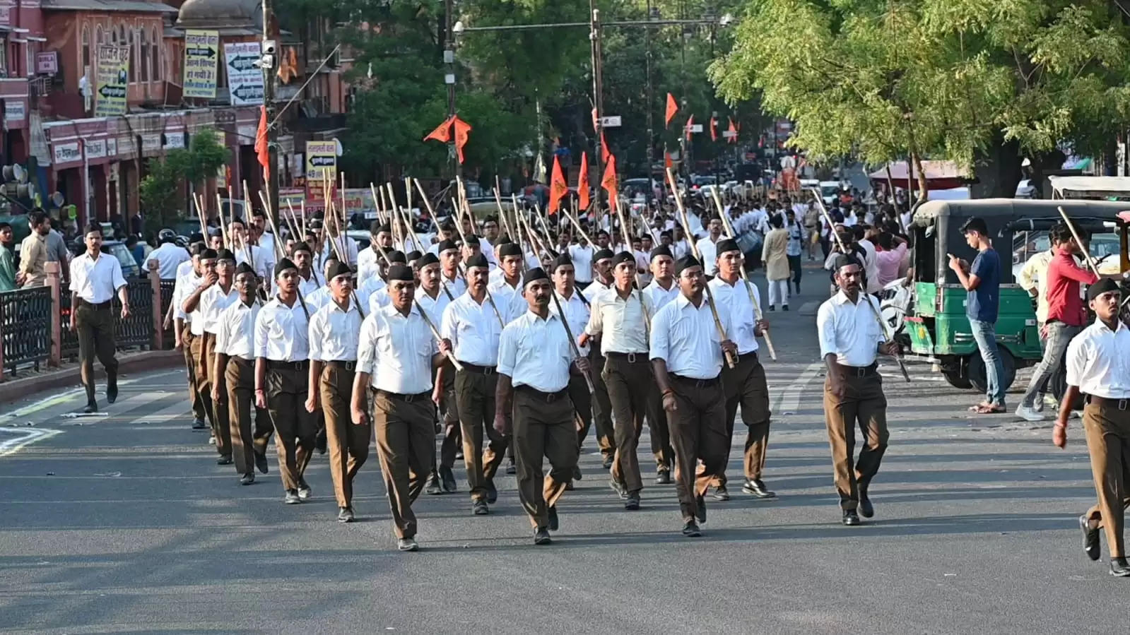 आरएसएस का पंथ संचलन निकला