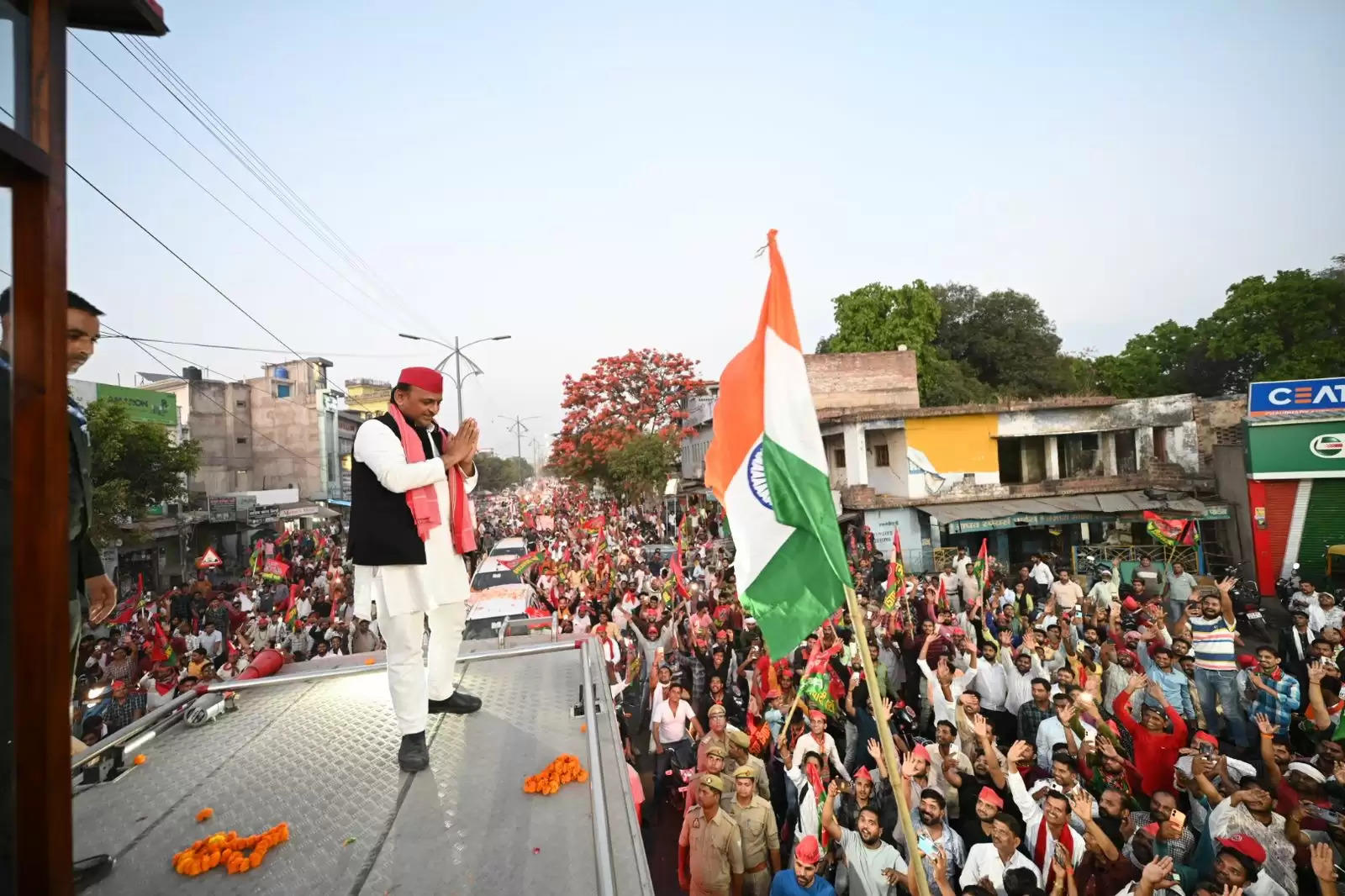 अखिलेश यादव और डिंपल ने मैनपुरी में निकाली बेरोजगार बारात यात्रा, घर-घर मांगें वोट