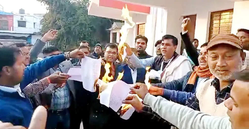 शिक्षक प्रोन्नति नियमावली प्रारूप का विरोध, जेपीएसएस ने जलायी प्रतियां