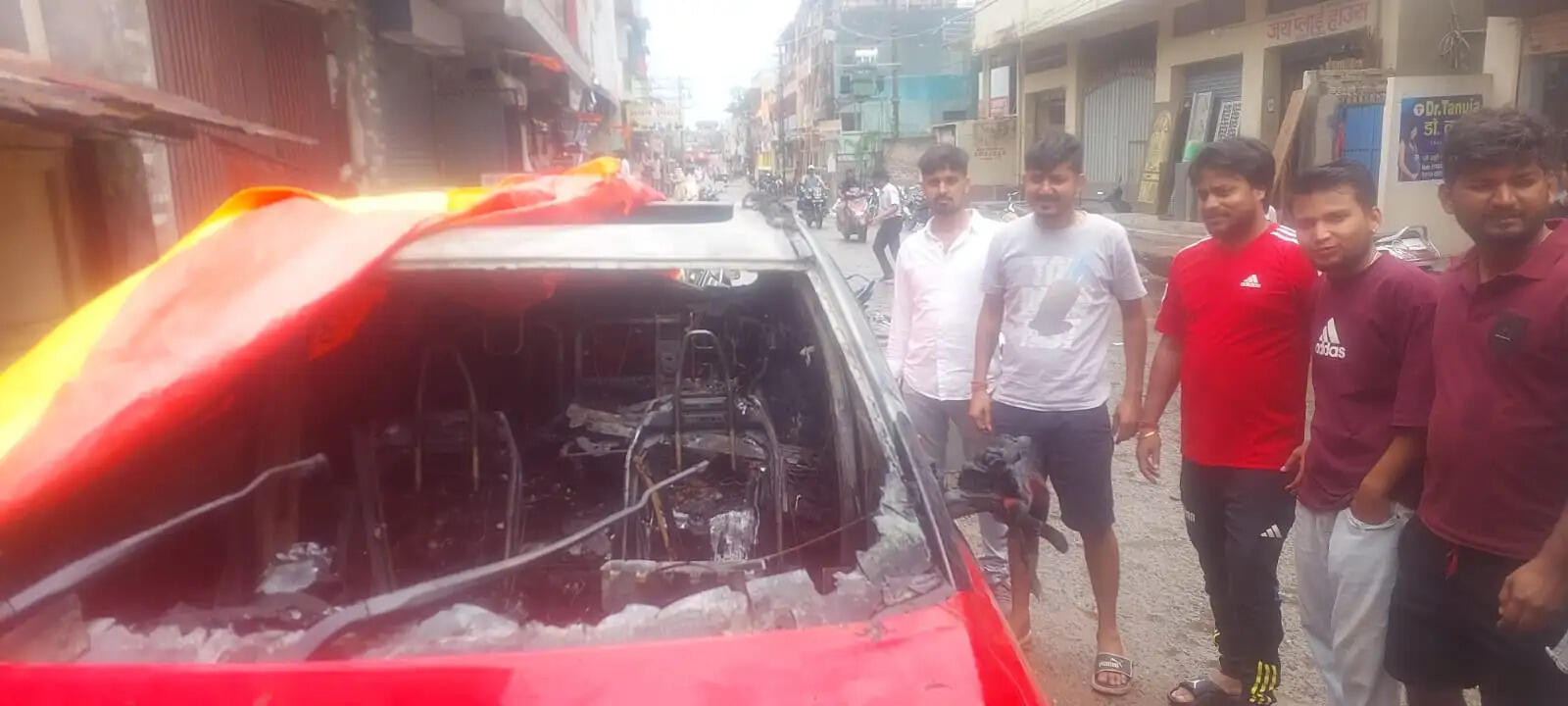 दबंगों ने दरवाजे के बाहर खड़ी जीप में पेट्रोल छिड़ककर लगाई आग