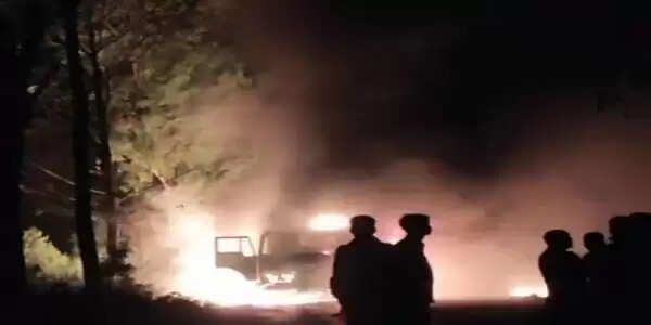 सड़क दुर्घटना में एक की मौत, नाराज ग्रामीणों ने लगाई हाइवा में आग