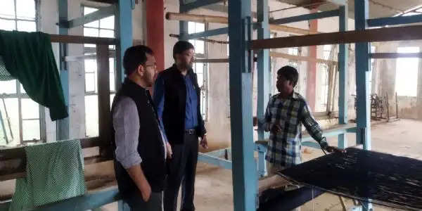 खूंटी के उपायुक्त और उप विकास आयुक्त ने हैंडलूम कारखाने का किया निरीक्षण