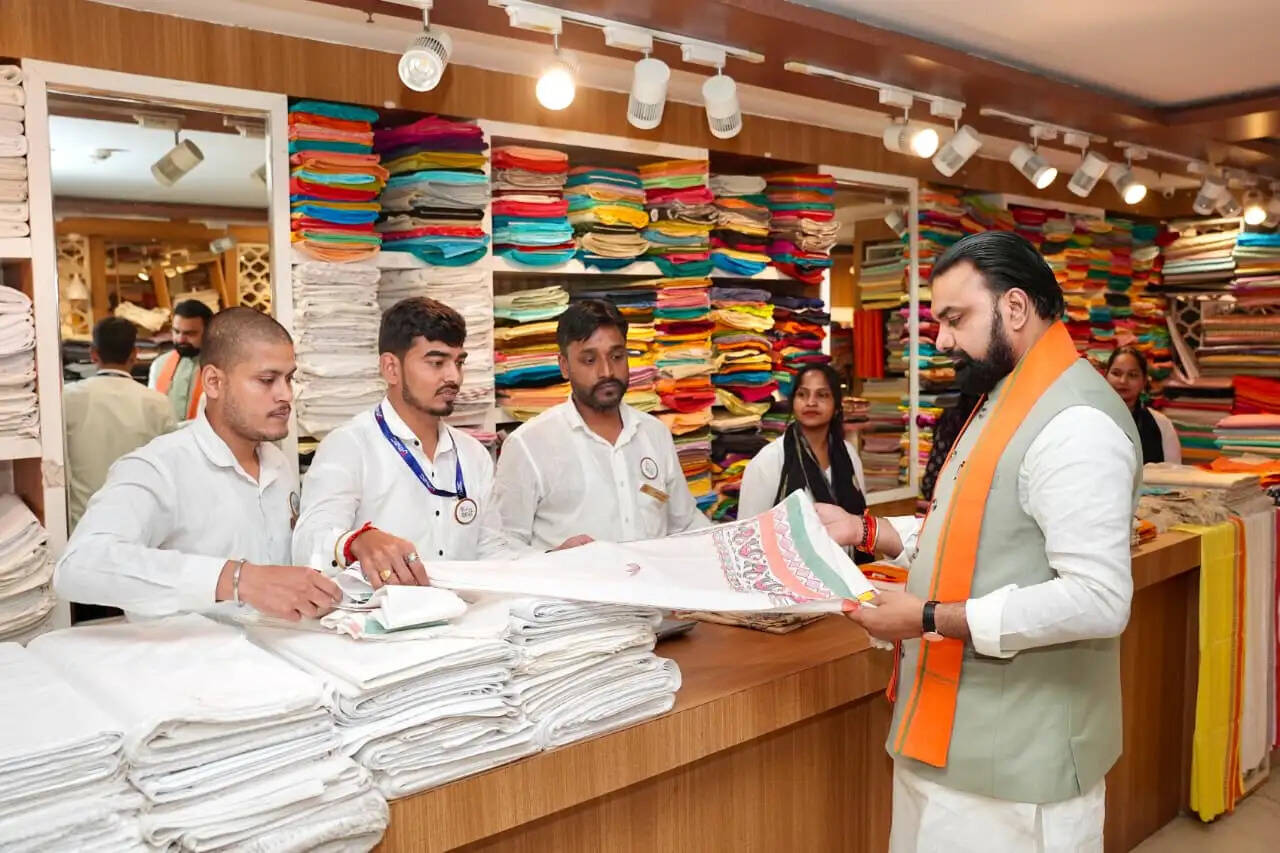 मुख्यमंत्री ने राष्ट्रीय हथकरघा दिवस पर खादी मॉल जाकर बुनकरों से किया संवाद