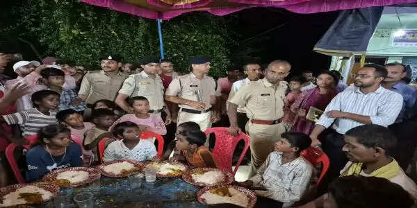 सारण में बाढ़ पीड़ितों के लिए संचालित कम्युनिटी किचन का जिलाधिकारी एवं वरीय पुलिस अधीक्षक ने किया निरीक्षण