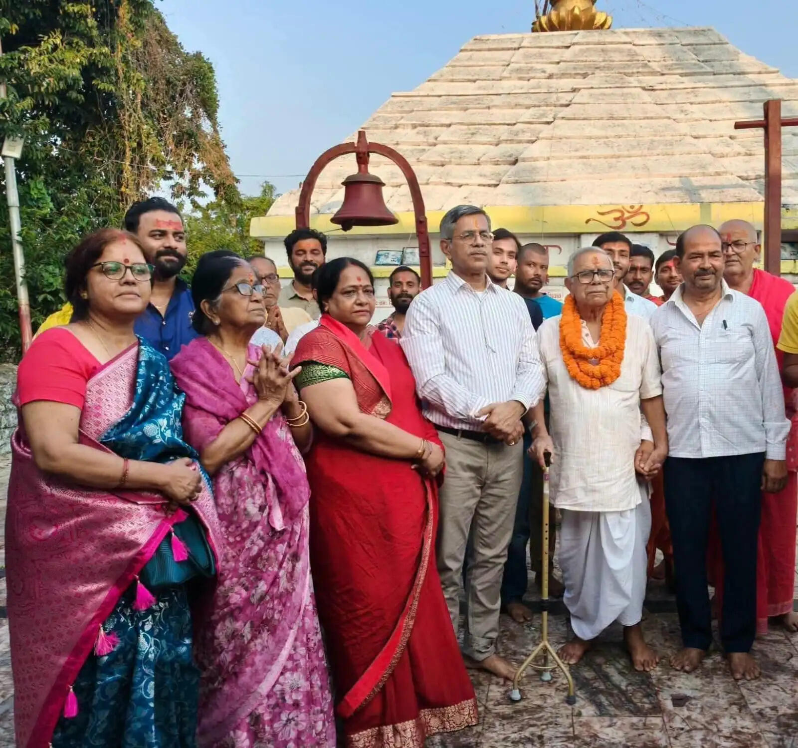उच्चतम न्यायालय के न्यायमूर्ति अपरेश कुमार सिंह ने कर्णेश्वर मंदिर में किए मां दुर्गा के दर्शन