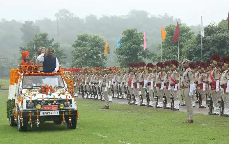 ग्वालियरः गरिमामय ढंग से मना 78वाँ स्वतंत्रता दिवस, मंत्री सिलावट ने मुख्य समारोह में किया ध्वजारोहण