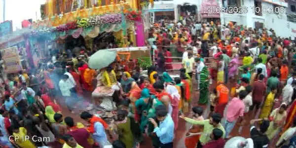 श्रावण के अंतिम सोमवार पर बाबा हरिहरनाथ मंदिर में उमड़ा आस्था का जनसैलाब